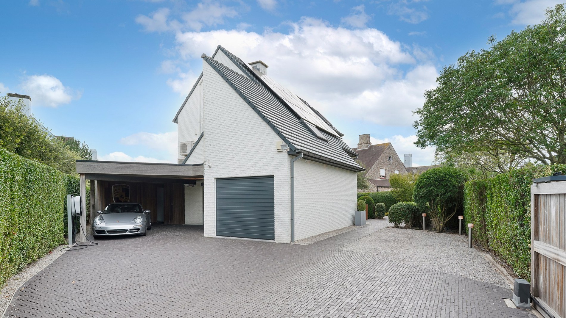 Schitterende villa met zwembad gelegen in residentiële wijk te Knokke. 