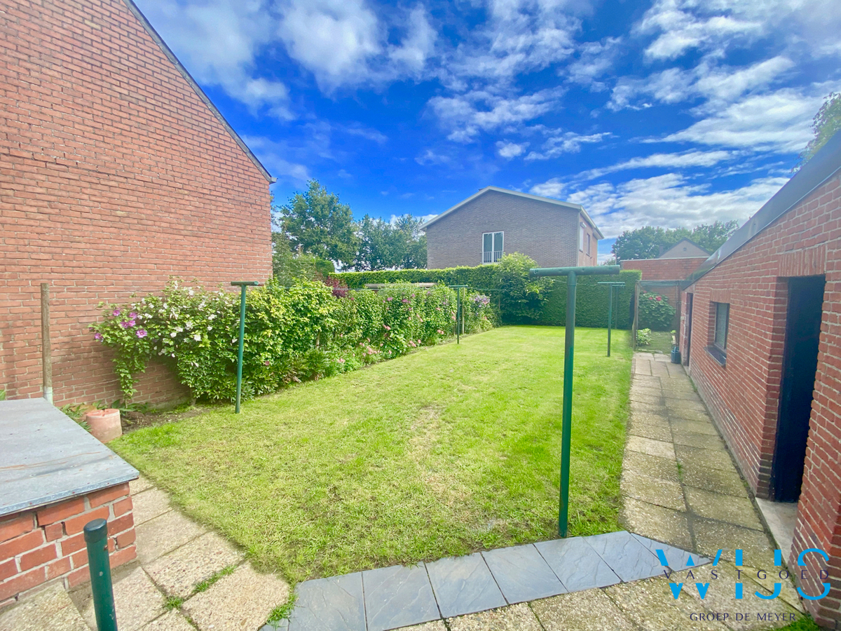 Stevige gezinswoning op SUPER locatie te Eeklo! 