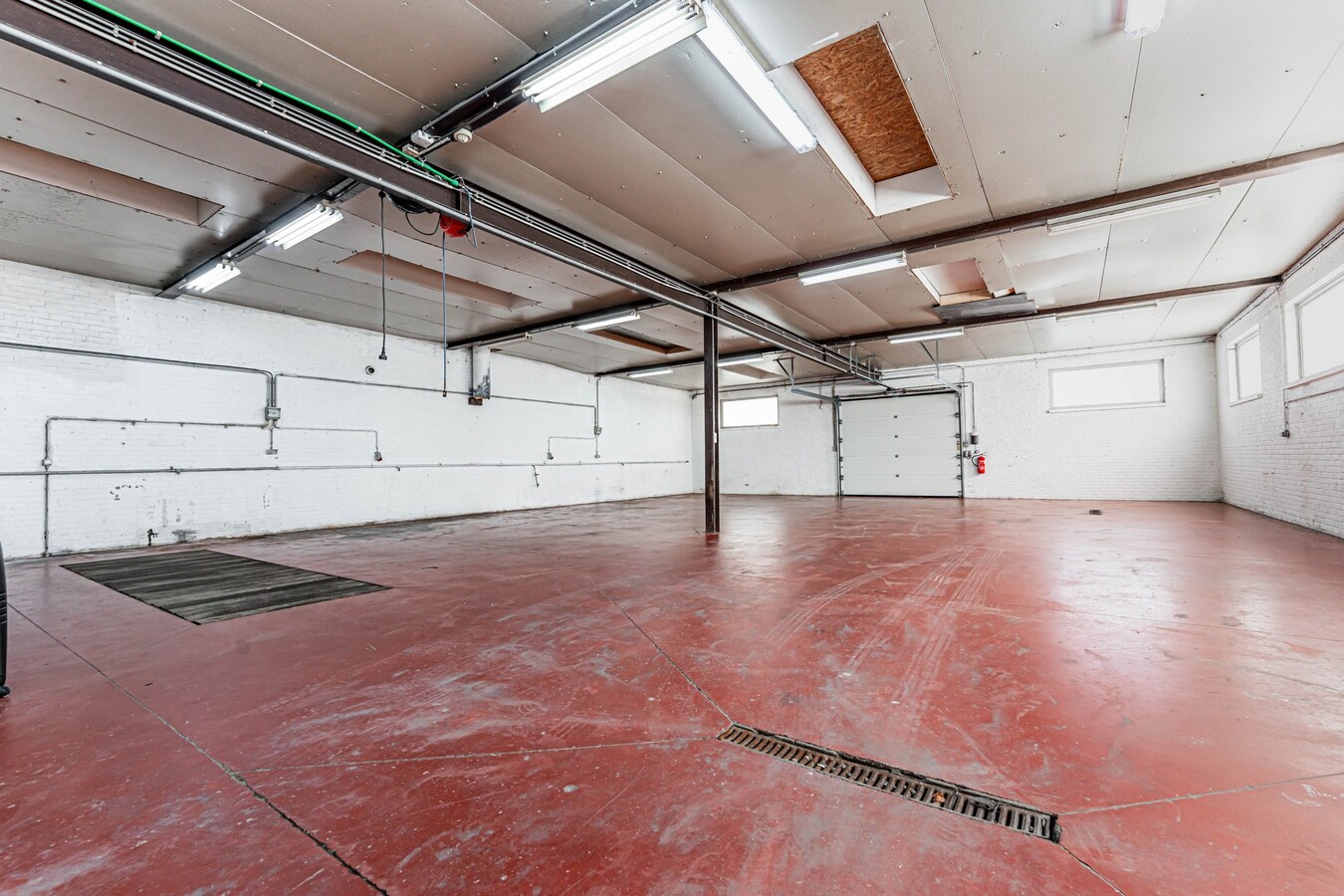 Commercieel gelegen woning met magazijn en parking 