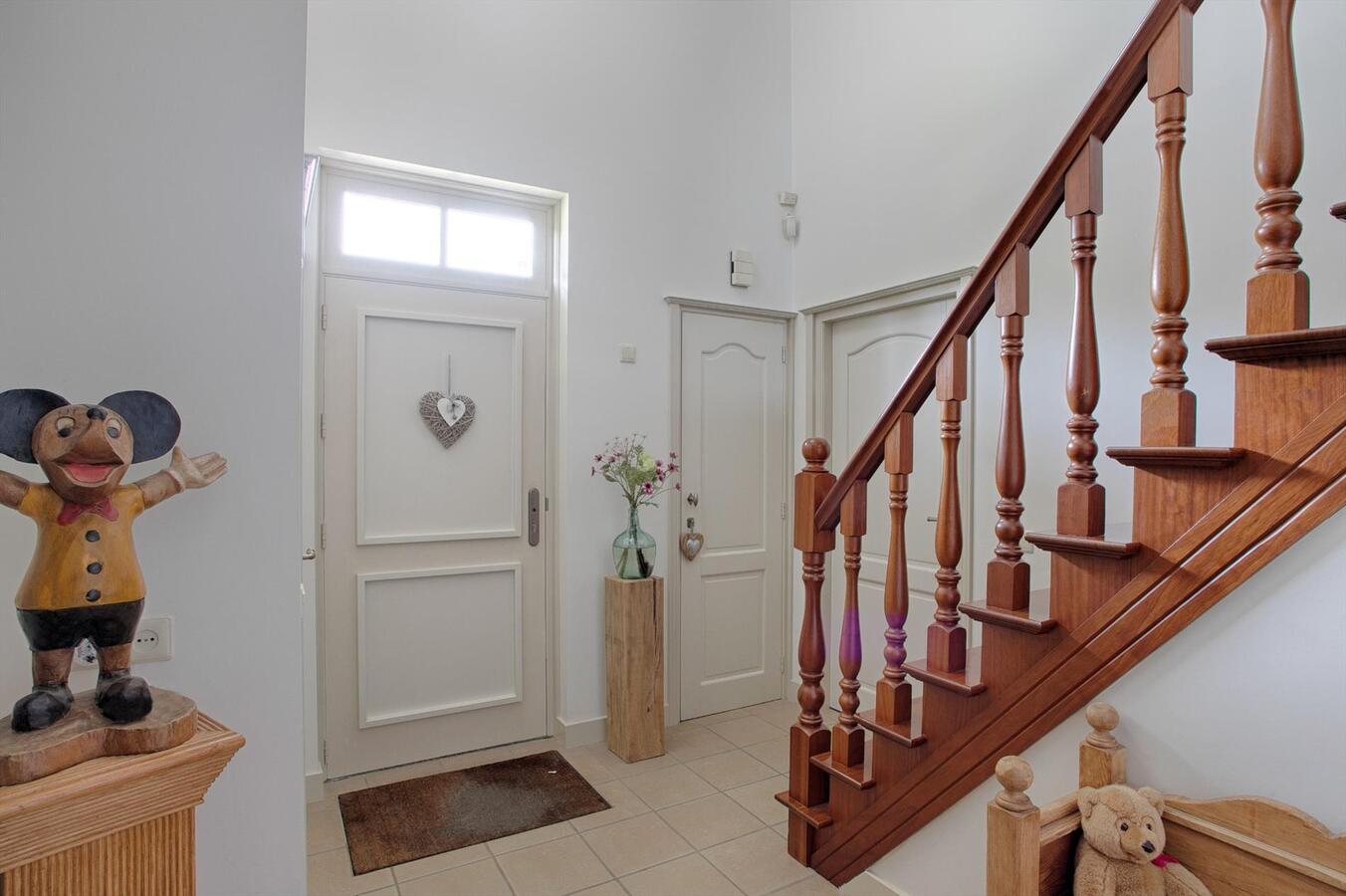 Vrijstaande woning met grote garage, 4 slaapkamers en ruime zolderverdieping. 