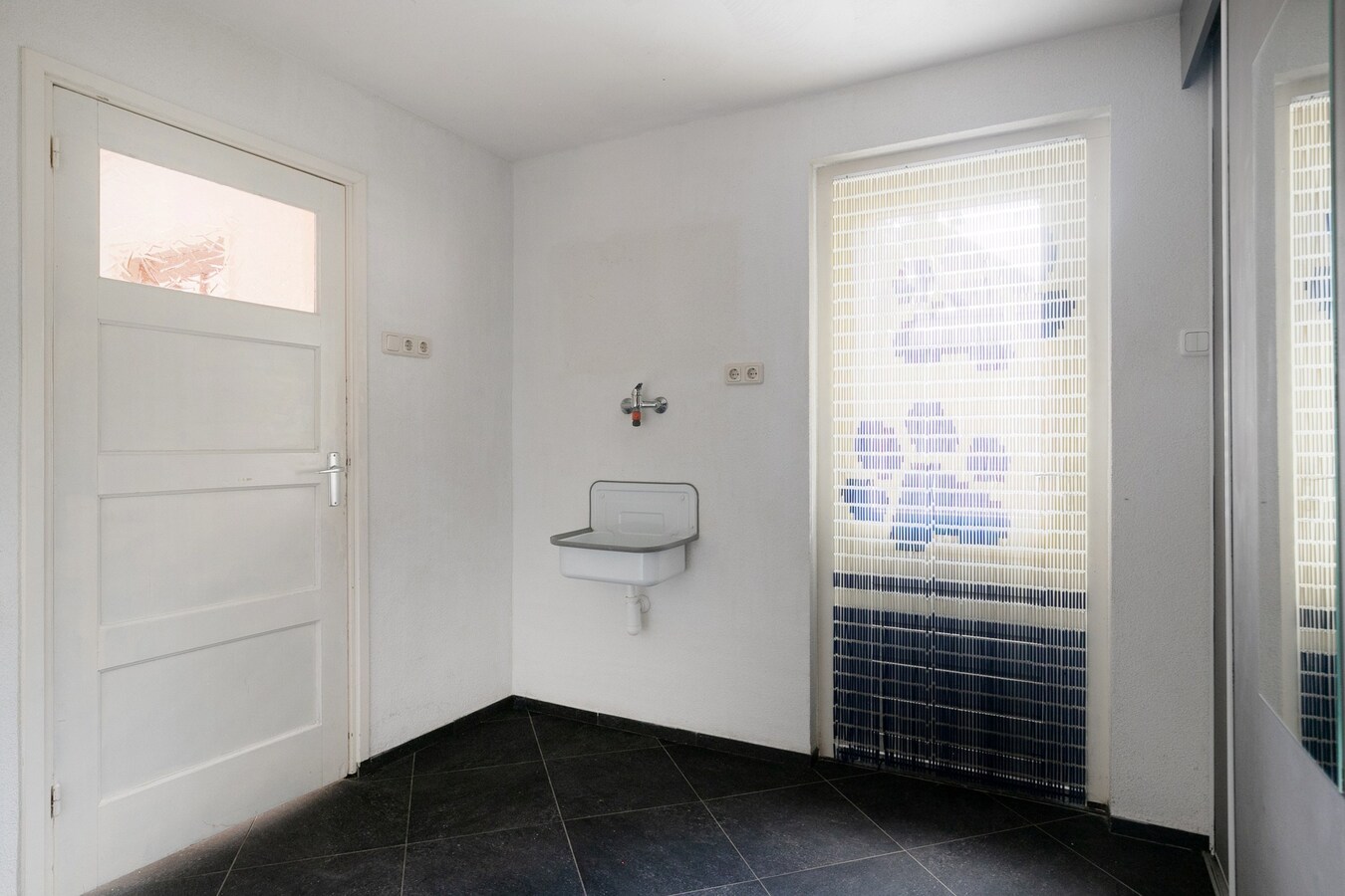 Volledig gerenoveerde woning met garage en carport gelegen aan de Beukenlaan 13 te Reusel. 