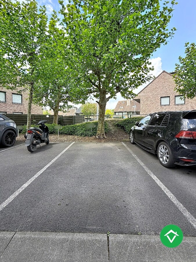 Instapklaar dakappartement met 4 slaapkamers, 2 terrassen en autostaanplaats te Roeselare (160m²) 