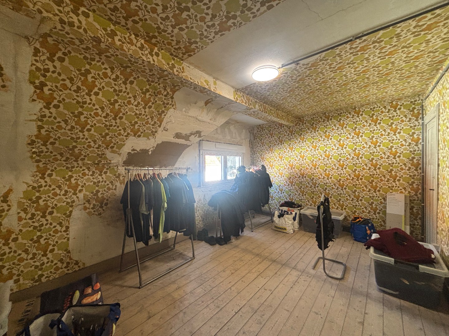 Te renoveren woning met 2 ruime slaapkamers in Mol 
