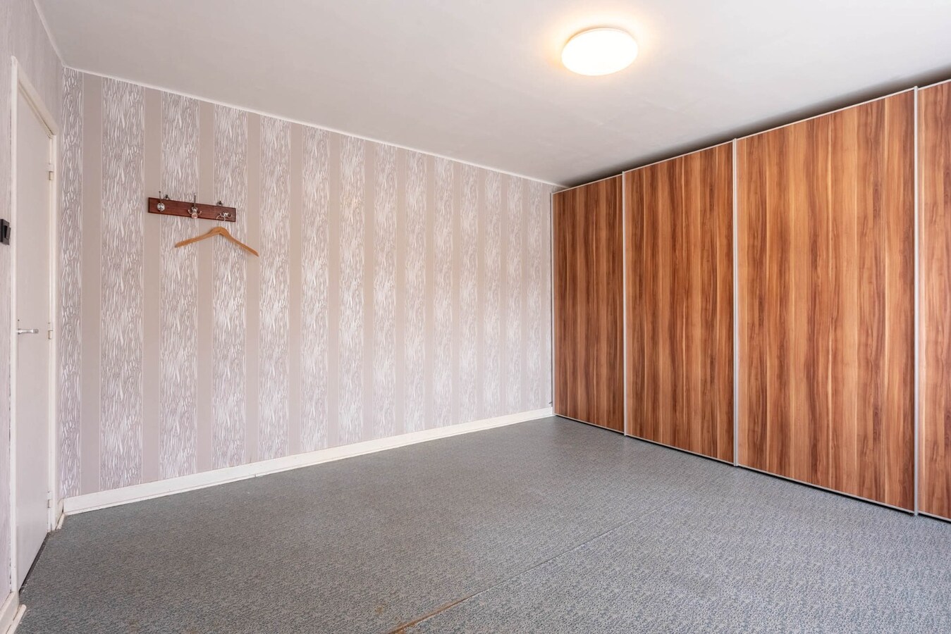 Charmante, te renoveren woning op een perceel van 9a14ca met ruime garage in achtertuin! 