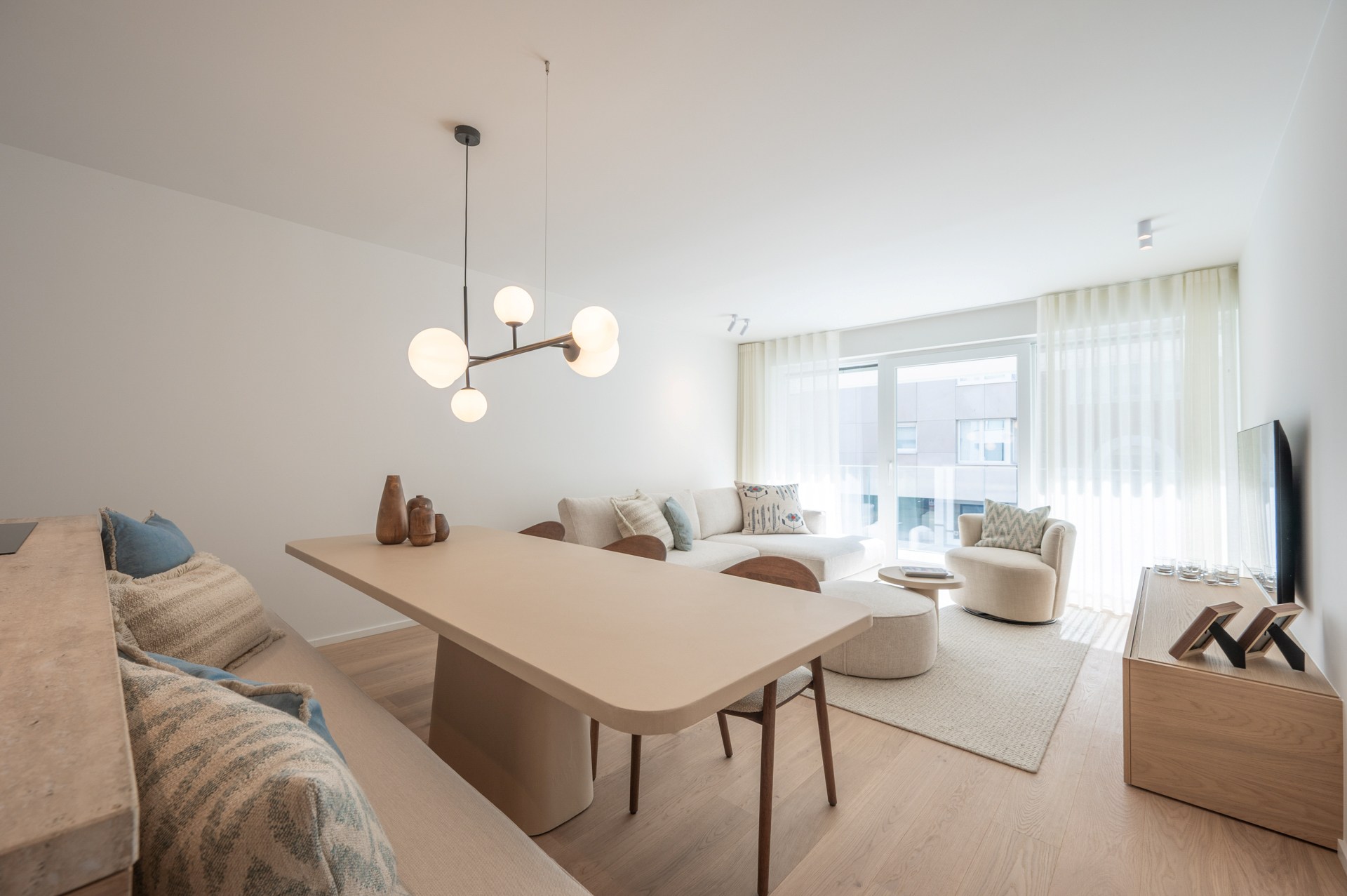Appartement rénové de haut standing situé du côté ouest avec vue latérale sur la mer. 