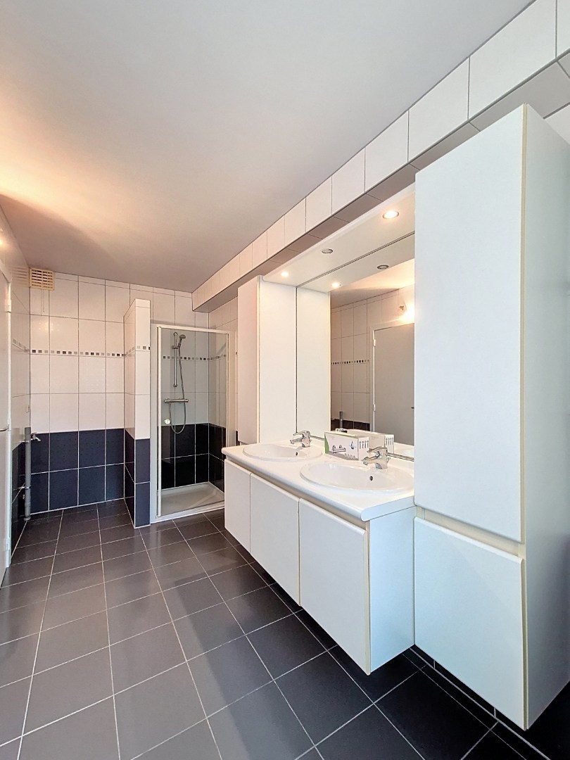 Appartement met 2 slpks en garage 