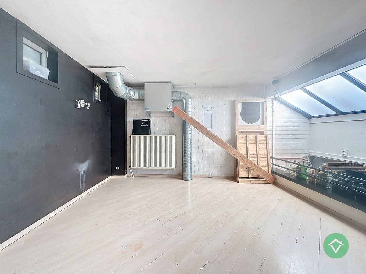 Centraal gelegen handelszaak, met tal van mogelijkheden, op de Markt van Torhout 