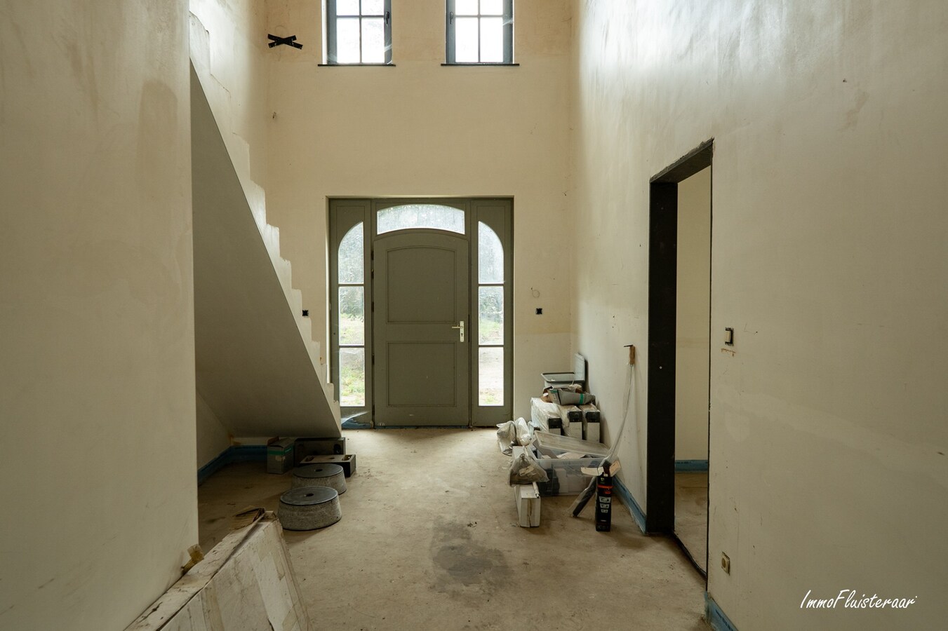 Hoogwaardige ruwbouwvilla met bijgebouw en weide 