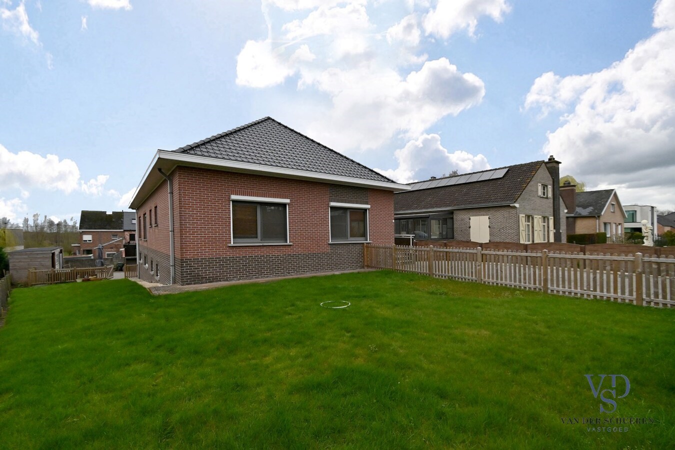 Bijzonder degelijke, instapklare ruime eigendom 