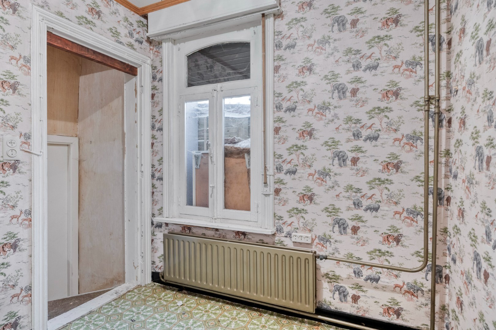 Te renoveren woning met 4 slpk. en gezellige stadstuin op een centrale ligging in Geel 