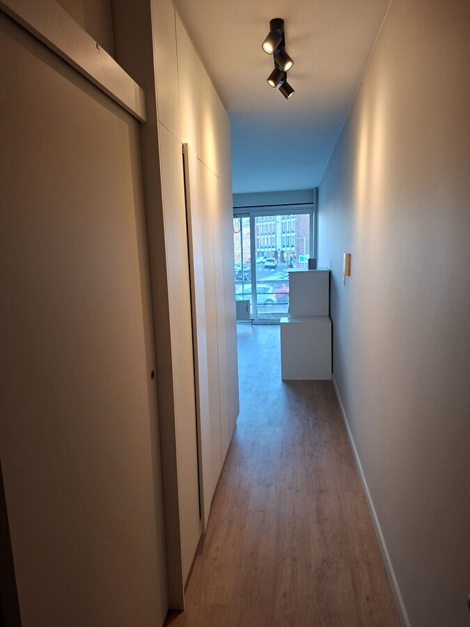 Les quais ( Colruyt) Lumineux studio état neuf. 