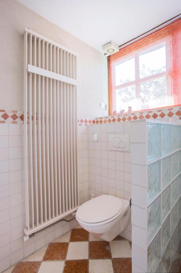 Gemoderniseerd vrijstaand landhuis met veel authentieke elementen en met riet afdekte kap, op een perceel van 1383 m2 grond aan de Heijerstraat 15 te Westerhoven. 