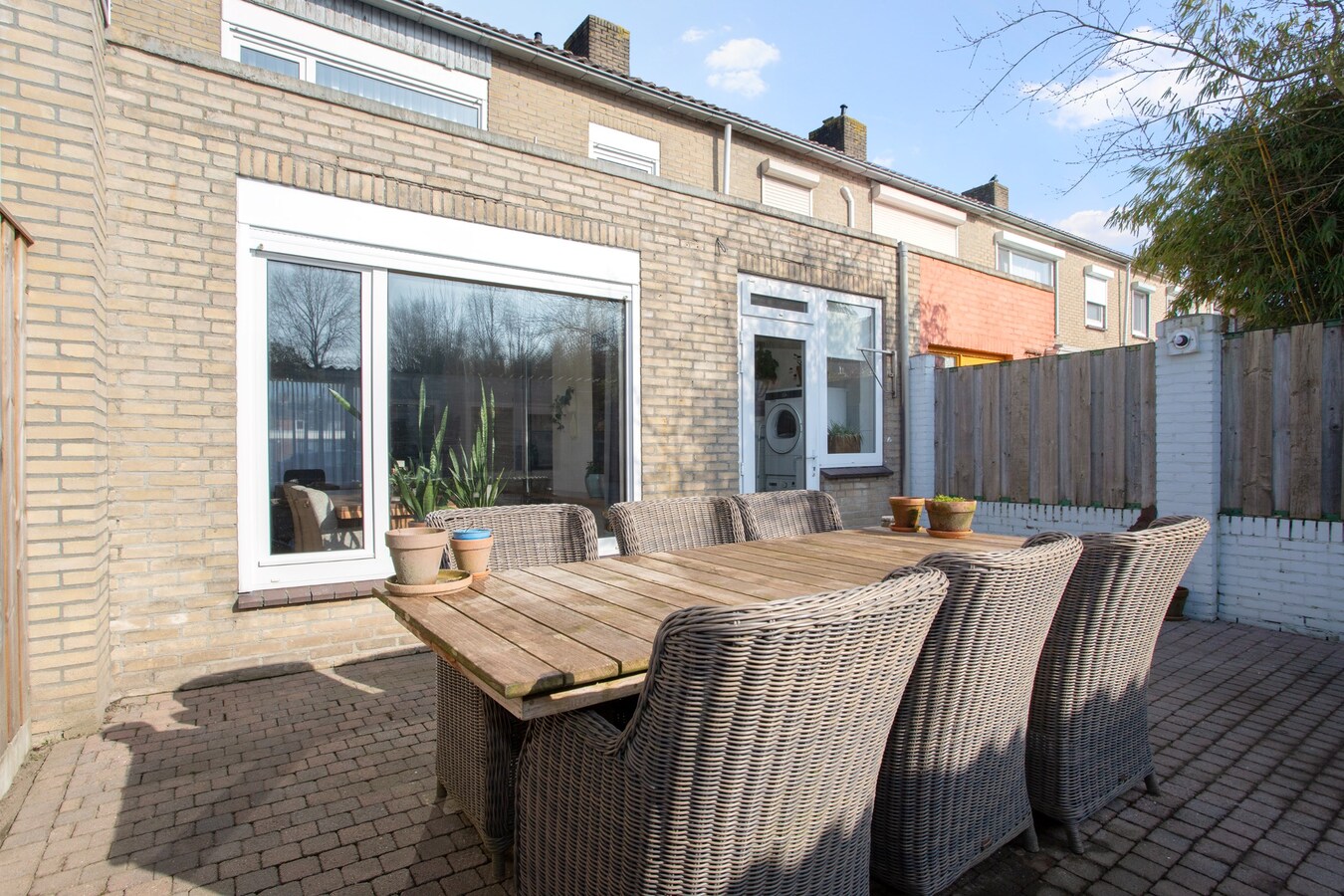 Uitgebouwde middenwoning met grote berging (28 m2) gelegen in een gewilde woonwijk in Bladel. 