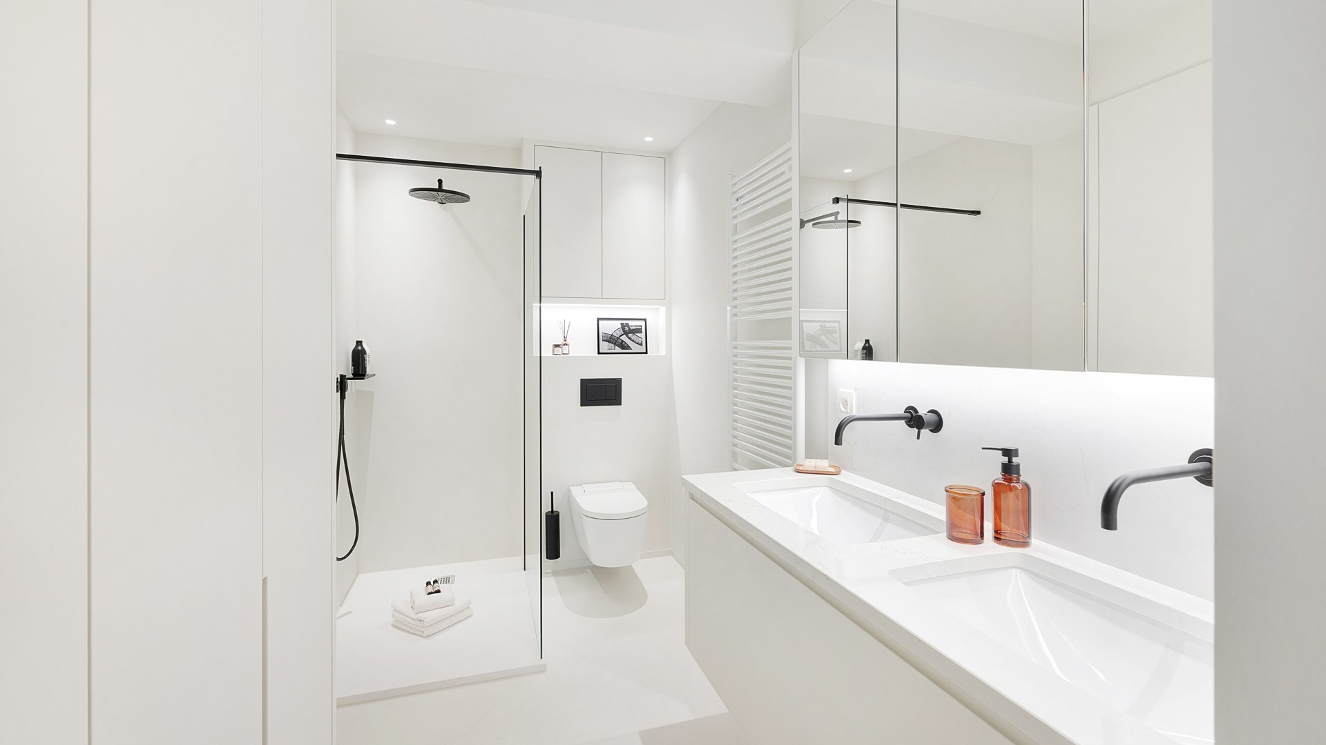 Op een absolute topligging aan de zeedijk in het Zoute bevindt zich dit prachtig gerenoveerde appartement op de eerste verdieping van een standingvolle residentie, met een gevelbreedte van 5,20 meter 