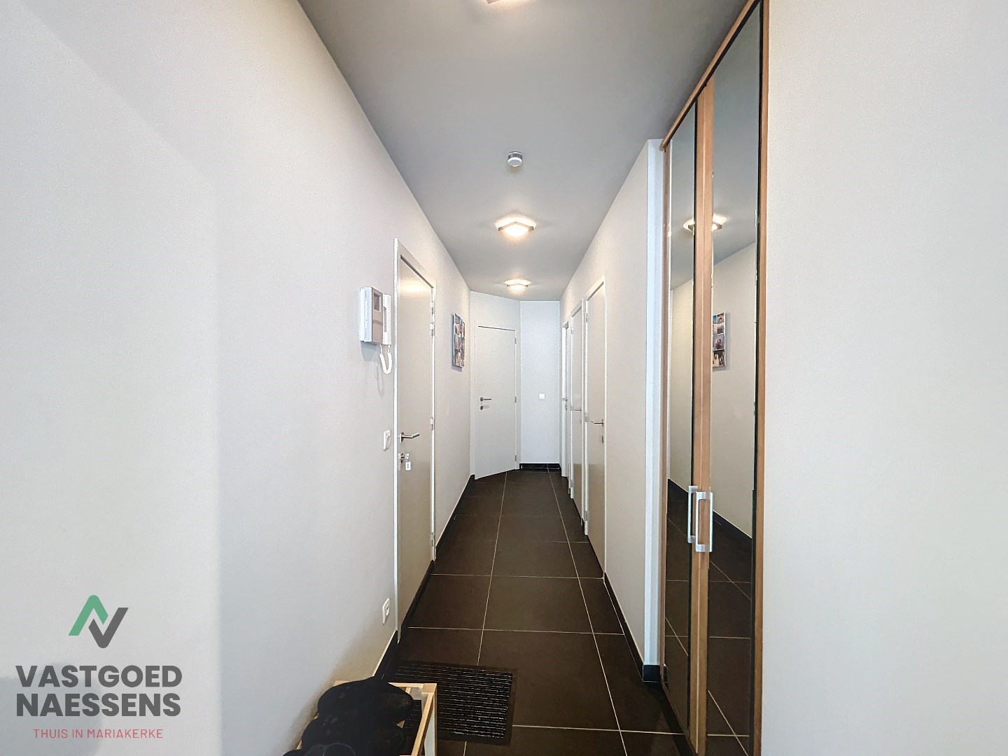 Appartement prêt à emménager avec 2 chambres et vue latérale sur la mer. 