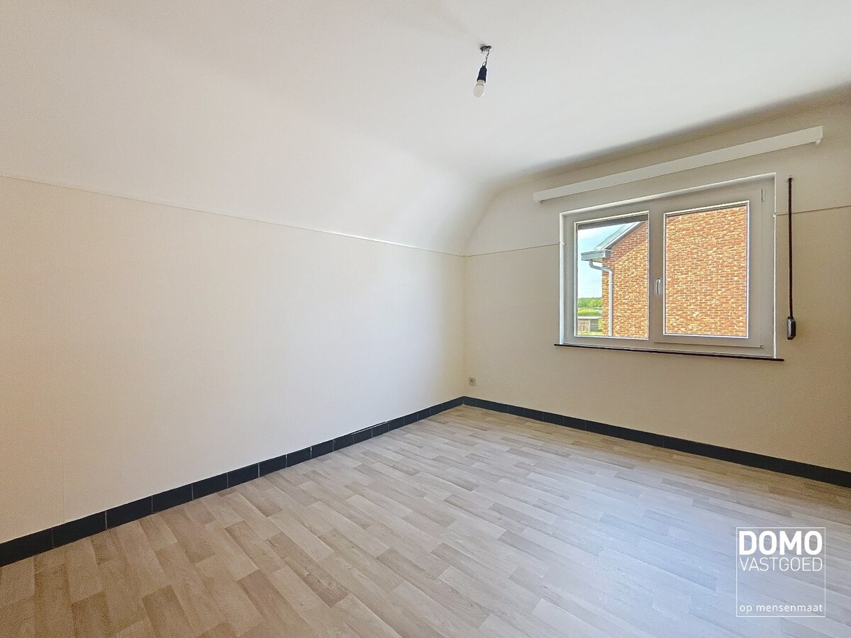 RUIME WONING MET TUIN, GARAGE &amp; 3 SLAAPKAMERS RUSTIG GELEGEN LANGS HET KANAAL MET EPC C TE BERINGEN 