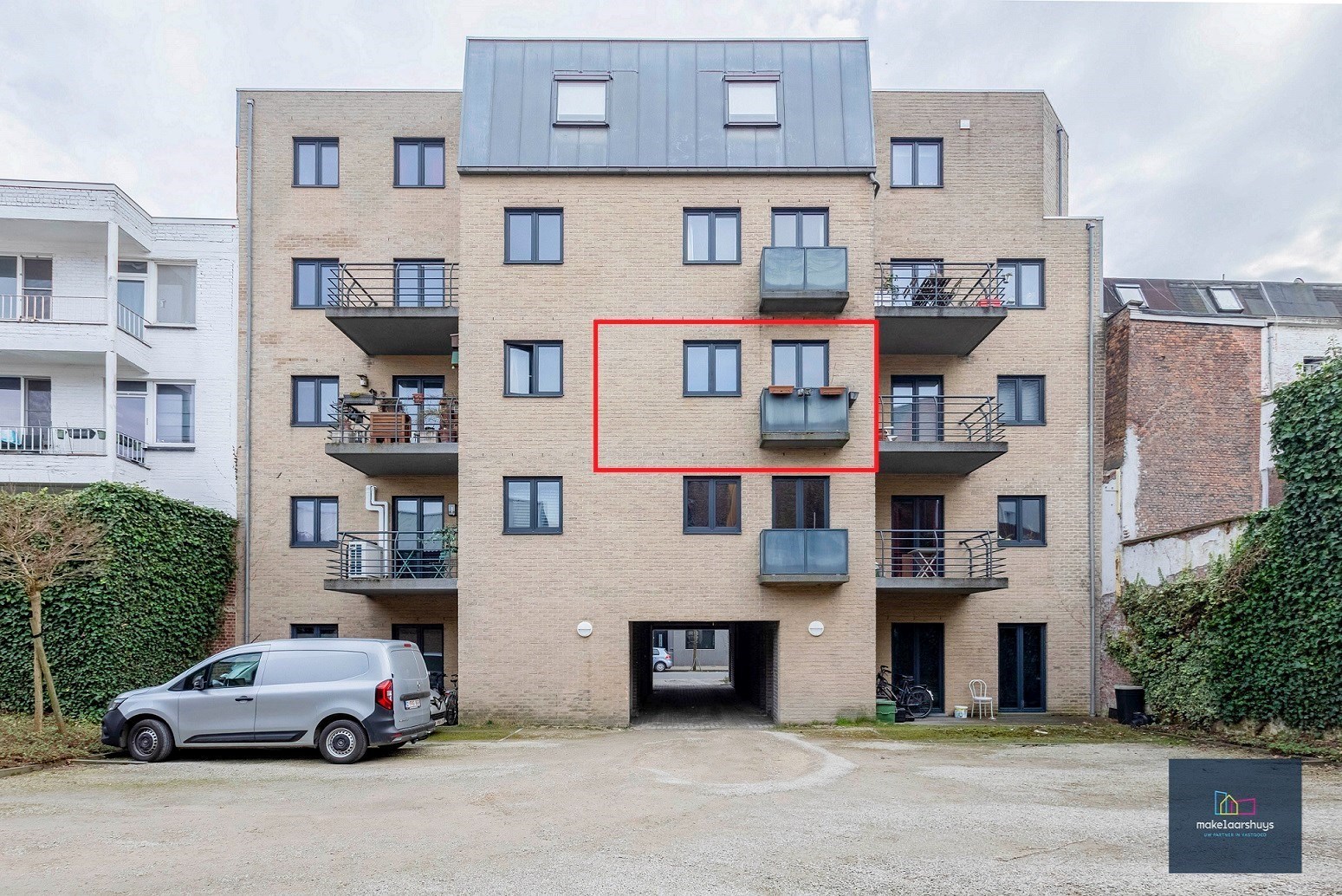 VERKOCHT Zeer verzorgd 1-slaapkamerappartement met terrasje en staanplaats 