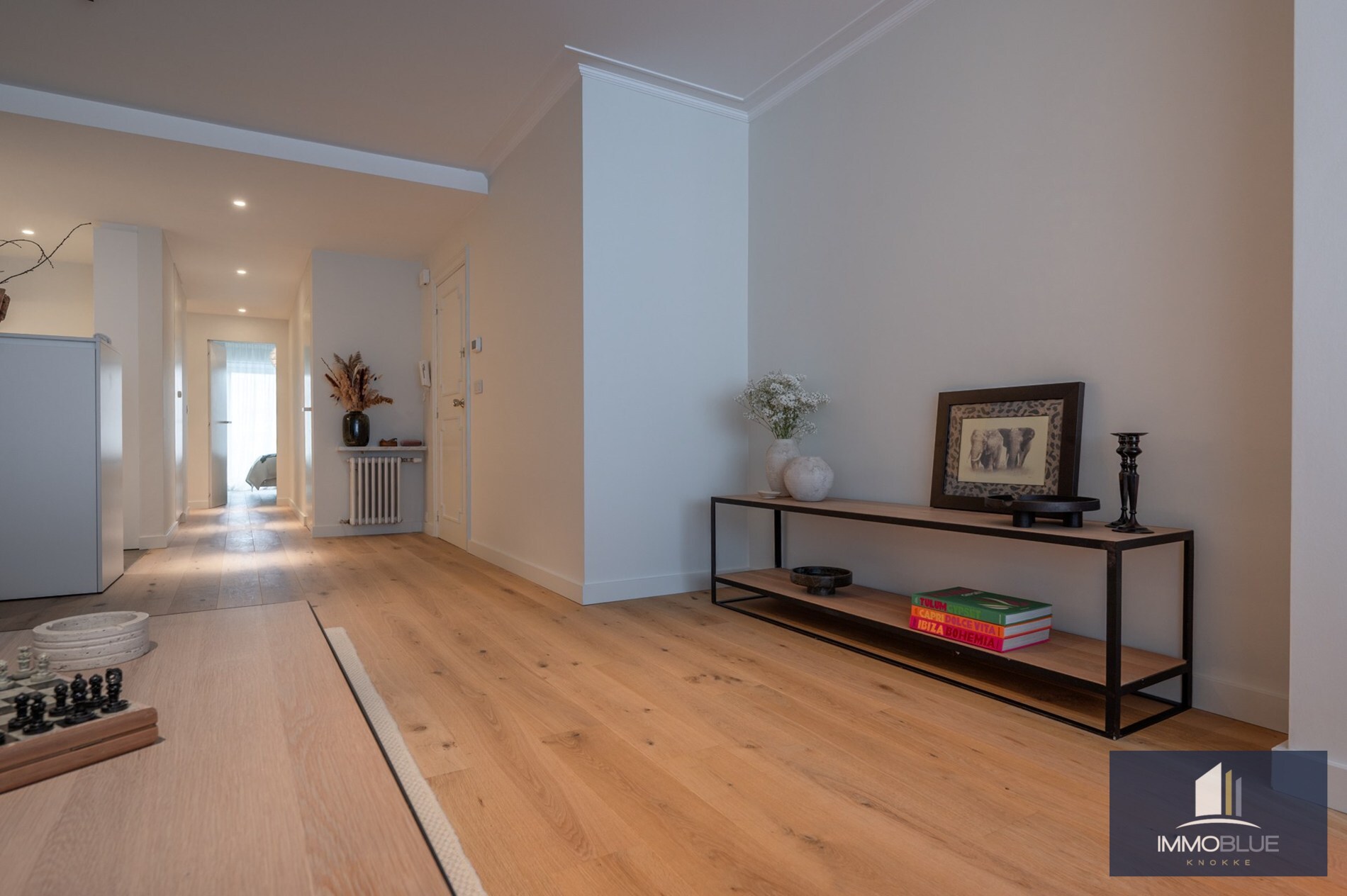 Stijlvol en volledig gerenoveerd appartement op wandelafstand van zee en het commerciële centrum. 