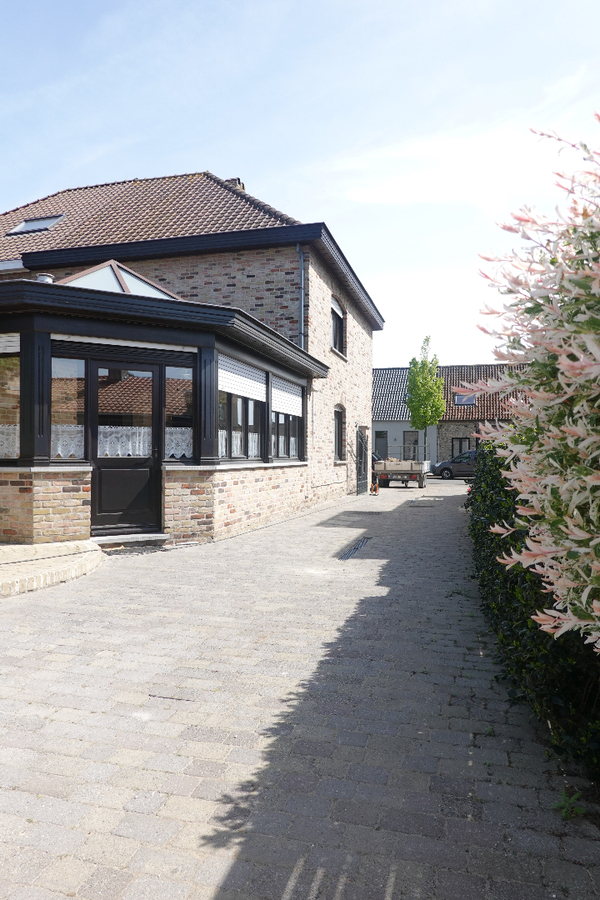 Halfopen woning op gunstige ligging ( zonder loods ) 