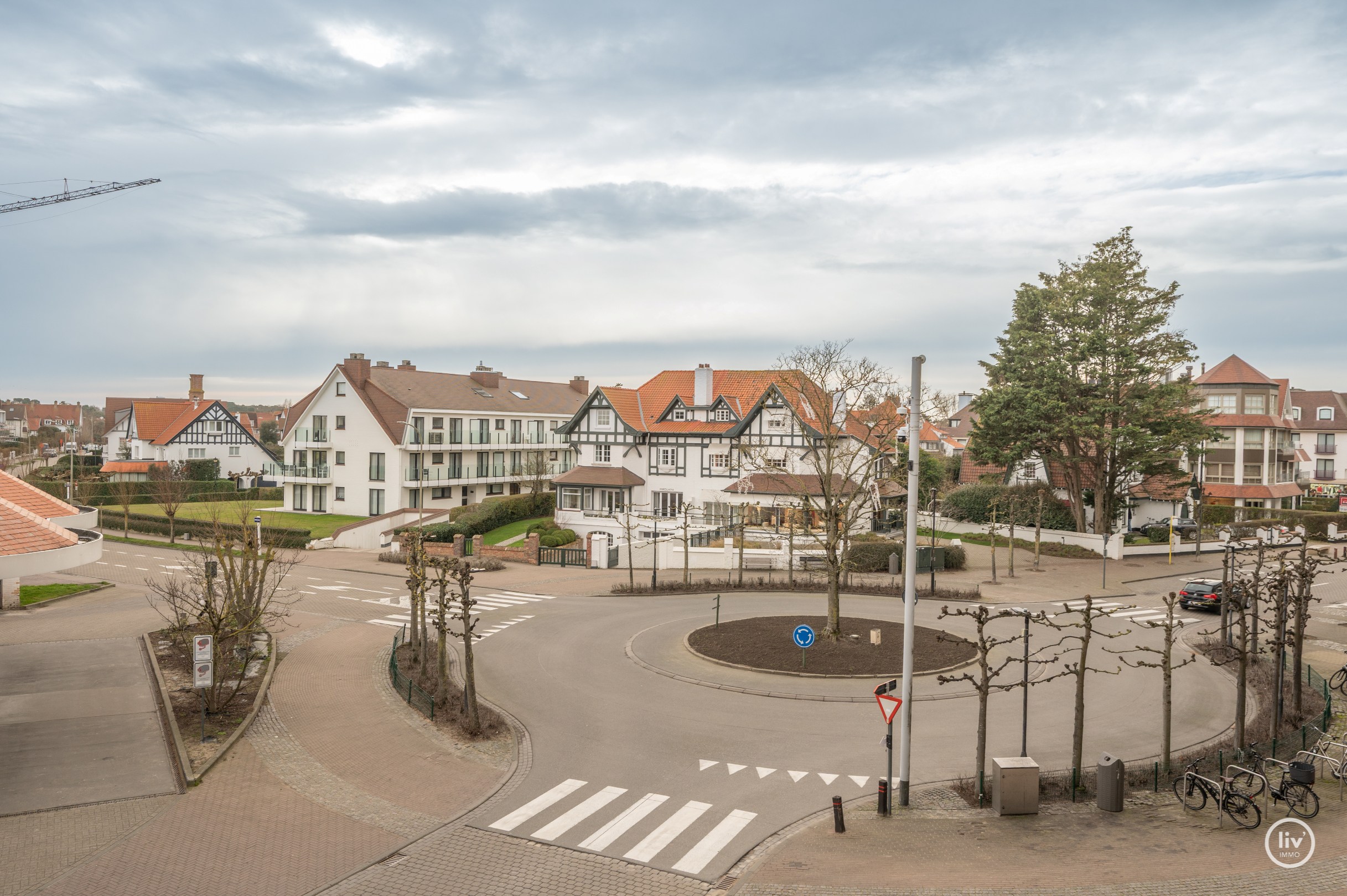 Prachtig HOEKappartement met open zichten en 3 slaapkamers gelegen op de Kustlaan te Knokke. 