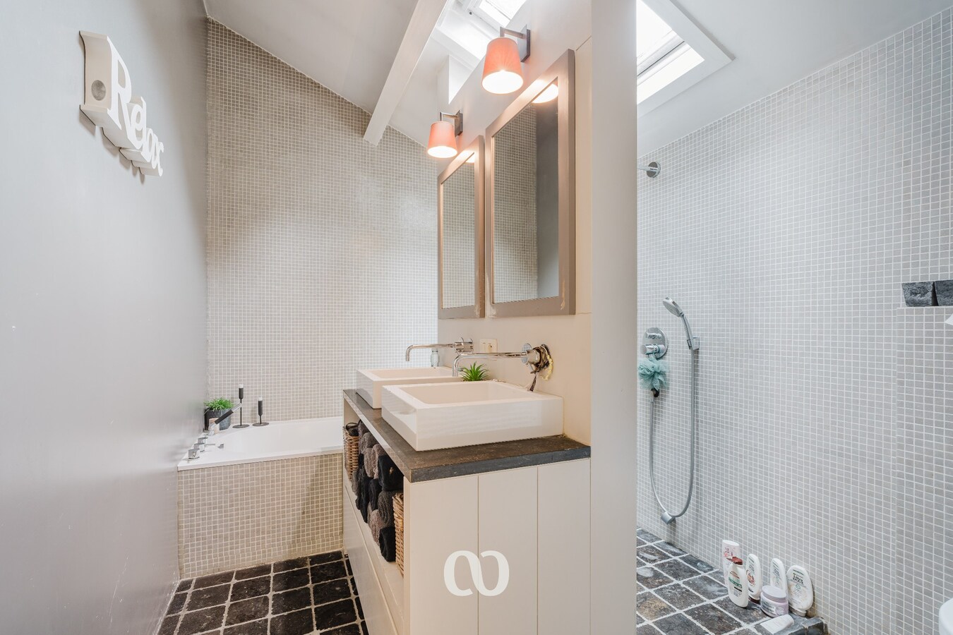 Instapklare woning met tuin en bijgebouw in het centrum van Kruishoutem 