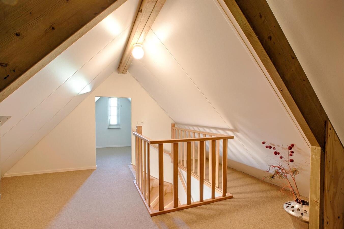 Luxe afgewerkt landhuis met gastenverblijf op een mooie locatie nabij het centrum van Hulsel gelegen op een perceel van 1264 M². 