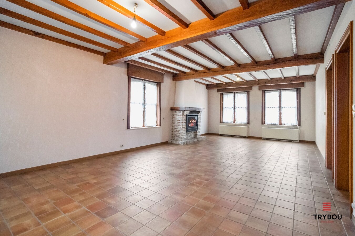 Statige villa, met enorm veel mogelijkheden, te koop in centrum Houthulst. 