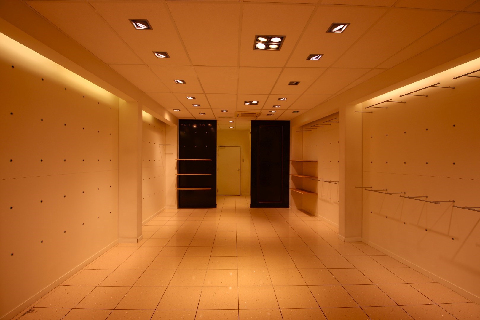 Recente handelsruimte met kelder in de Nieuwstraat te Geel 