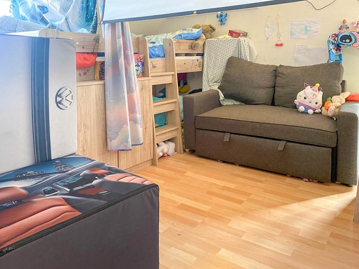 Alleenstaande woning grote zuidgerichte  tuin. 