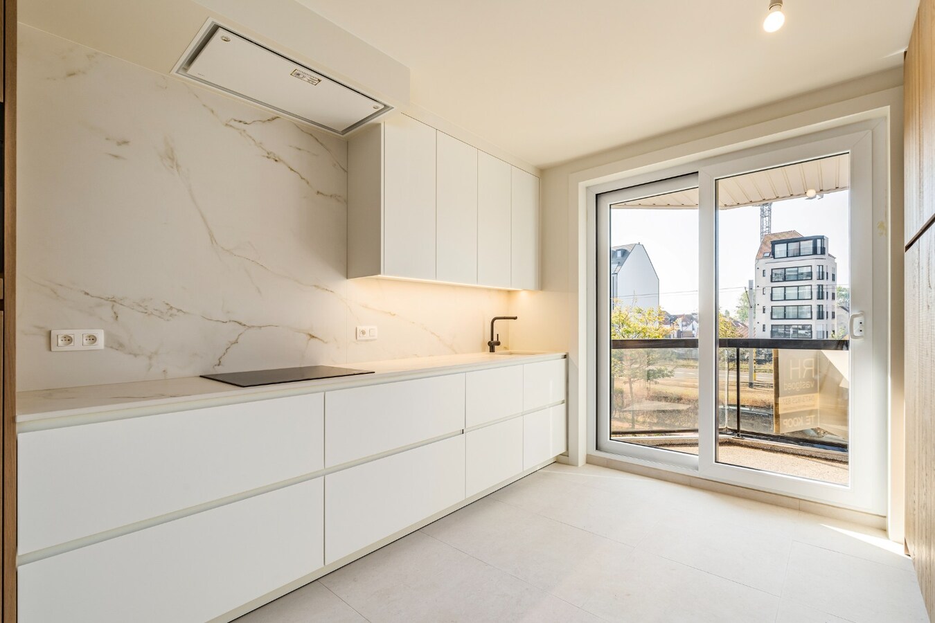 Totaal gerenoveerd appartement met open zicht en uitzonderlijke terrassen op topligging in Heist. 