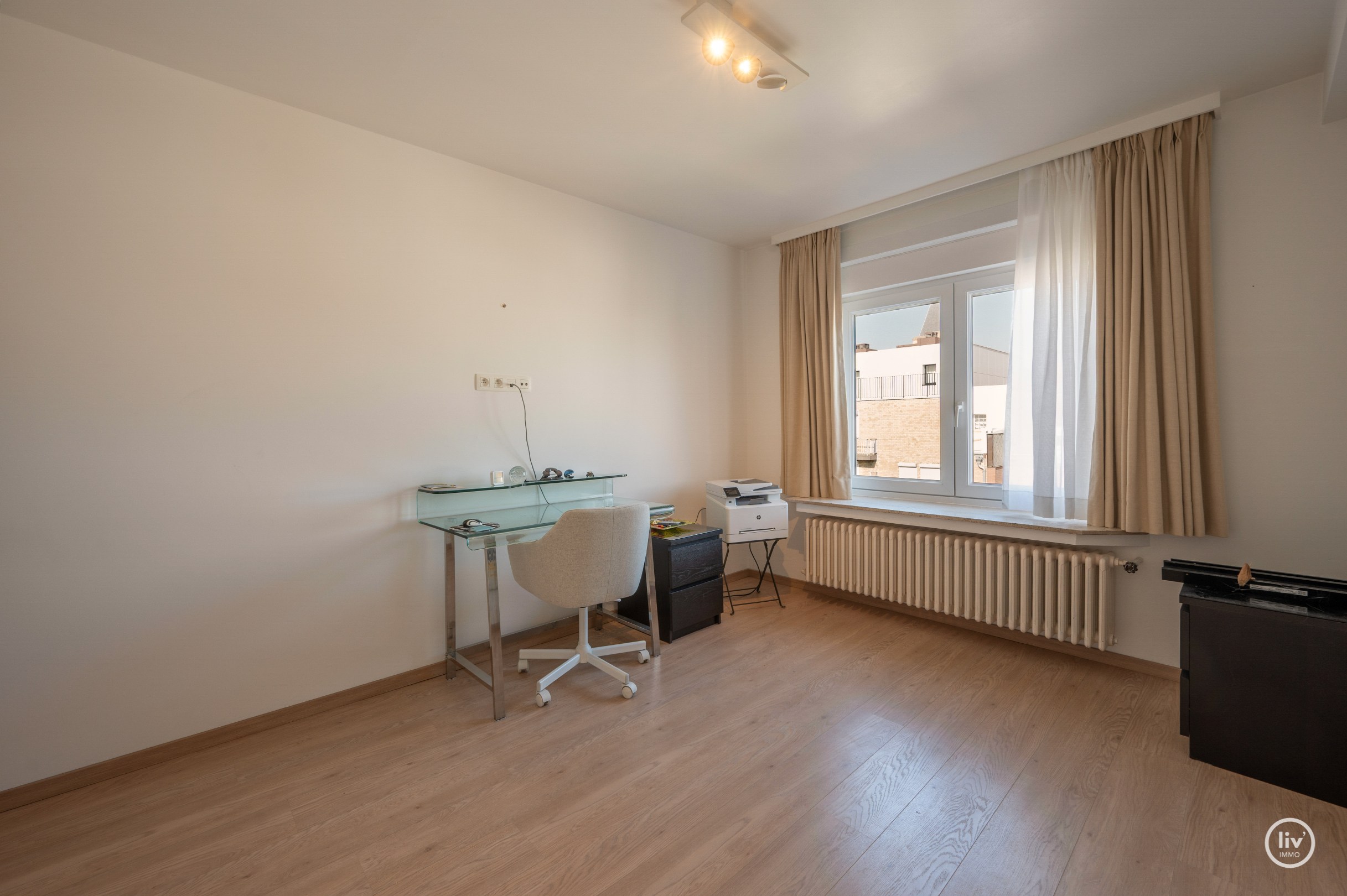 Lichtrijk dakappartement op wandelafstand van de zeedijk-Albertstrand met mogelijkheid tot aankoop van een inpandige garagebox (gelijkvloers). 