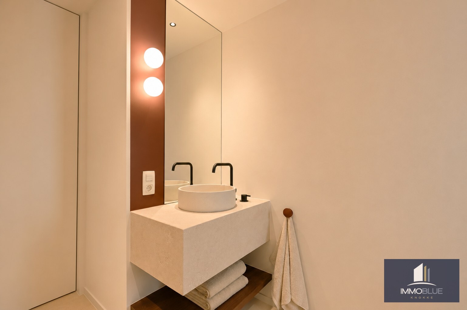 Appartement prestigieux entièrement rénové et fini avec des matériaux de haute qualité, situé à proximité de la place du Triangle. 