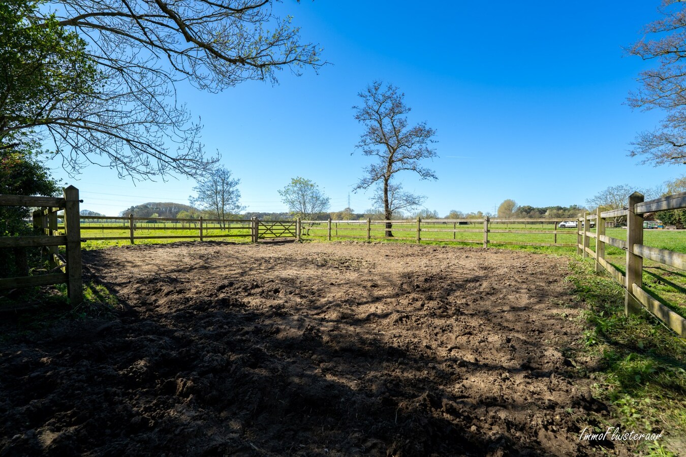 BEZOEKDAG OP 23 MEI VAN 10U TOT 14U. Landelijk gelegen woning met stallen en handig bijgebouw op ca. 7.025 m² (Optie aankoop extra aanpalend weiland van 5.735 m2) 