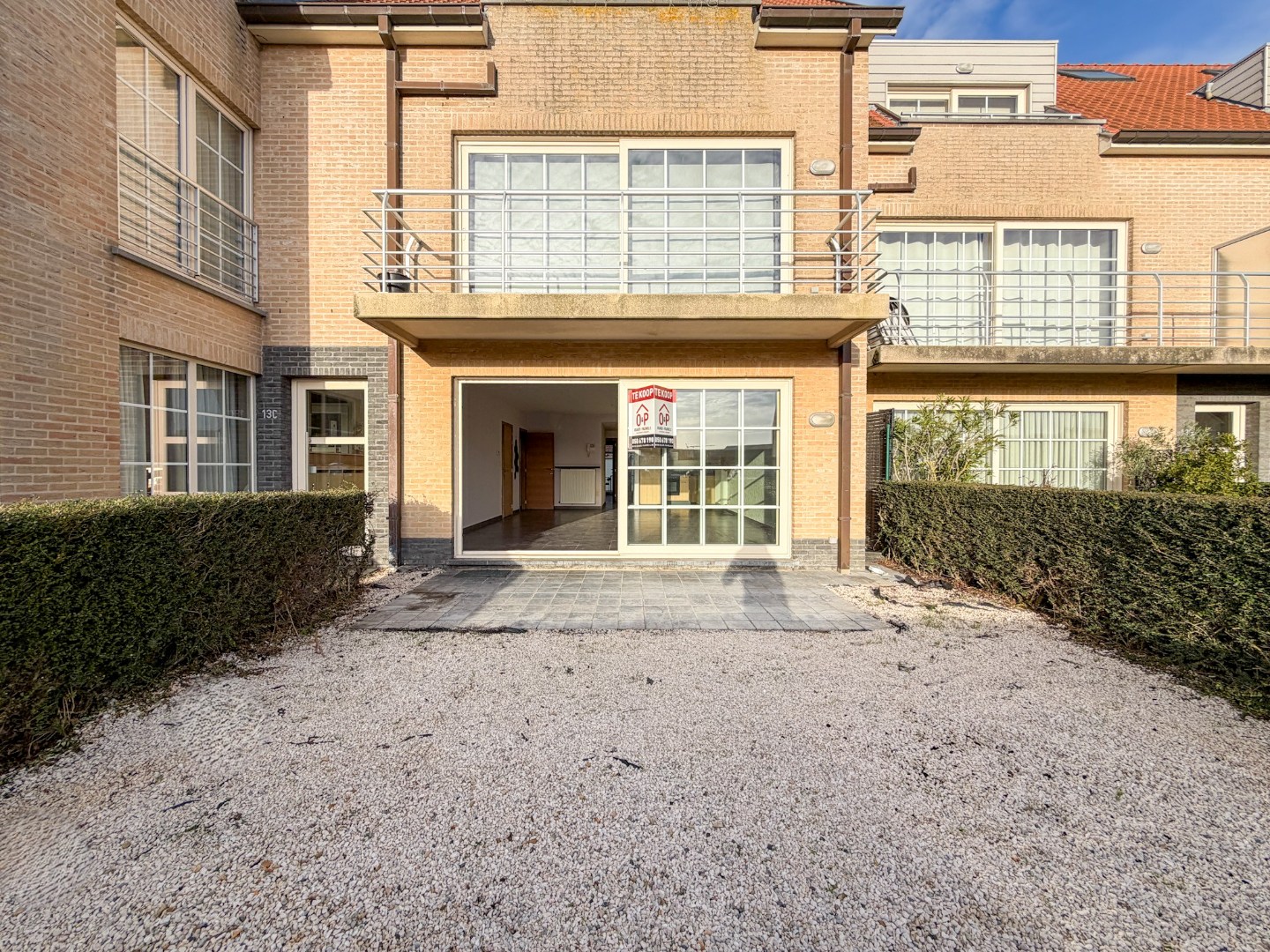 Terras en tuintje voorzijde