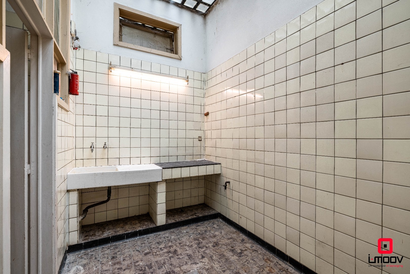 Ruime te renoveren stadswoning met garage en vier slaapkamers in de stationswijk 