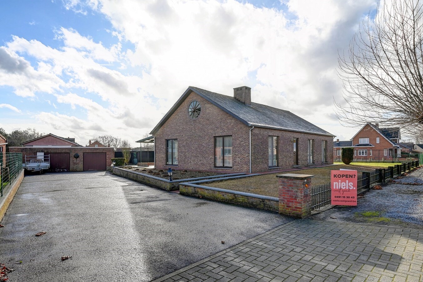 Ruime gelijkvloerse woning met dubbele garage 