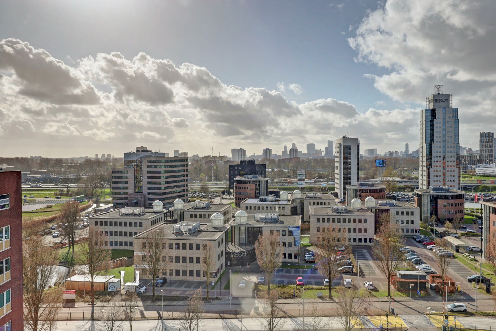 Energiezuinig en instapklare studio met energielabel A, moderne keuken en badkamer en uitzicht op de skyline van Rotterdam. 