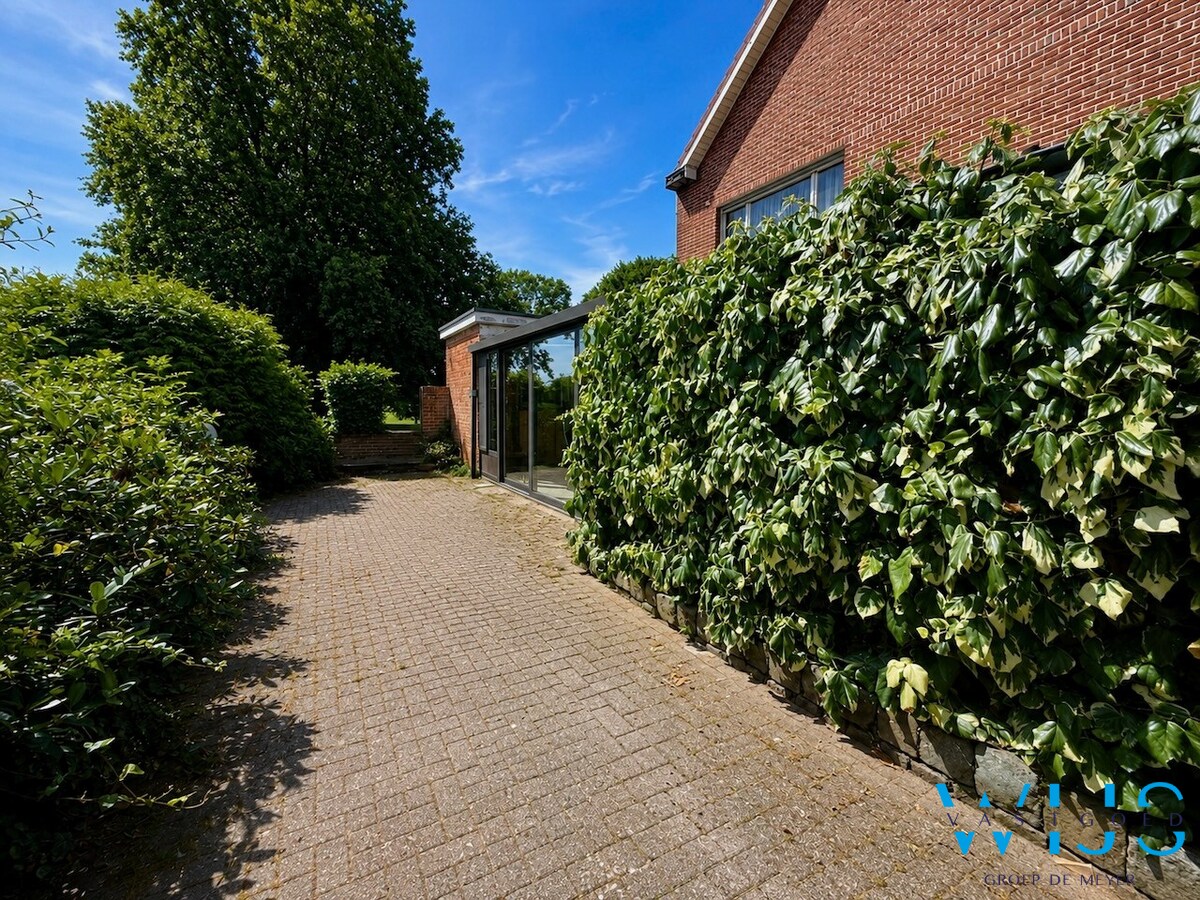 Te renoveren woonhuis met landelijke ligging te Assenede ! 