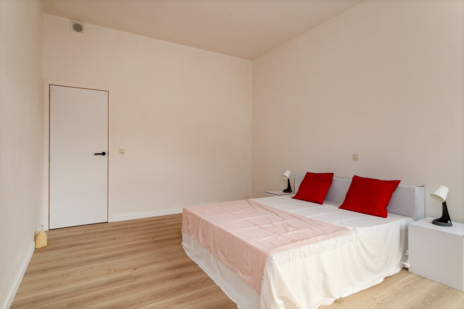 Volledig afgewerkt appartement met 2 slaapkamers en terras. 