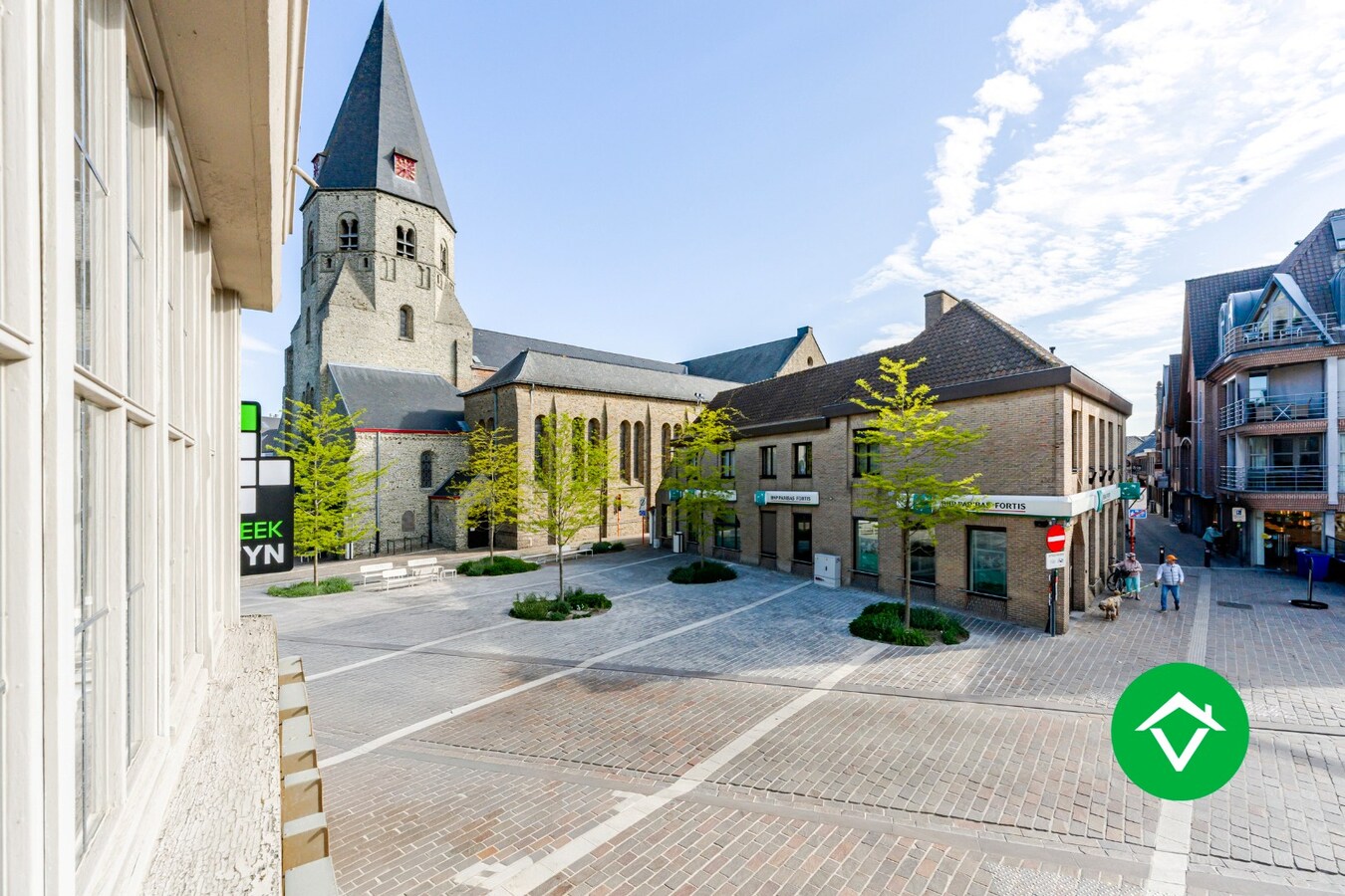 Ruim triplex appartement met 5 slaapkamers, in het centrum van Torhout 