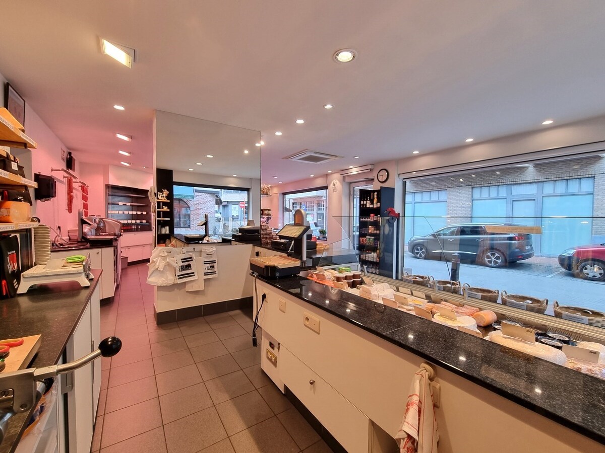 Handelszaak (hoekligging) op absolute topligging in Heist 