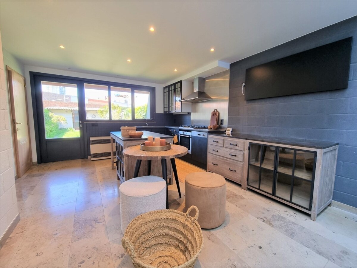 Zeer knappe woning met drie grote slaapkamers, tuin en mogelijk tot garage - Heist 