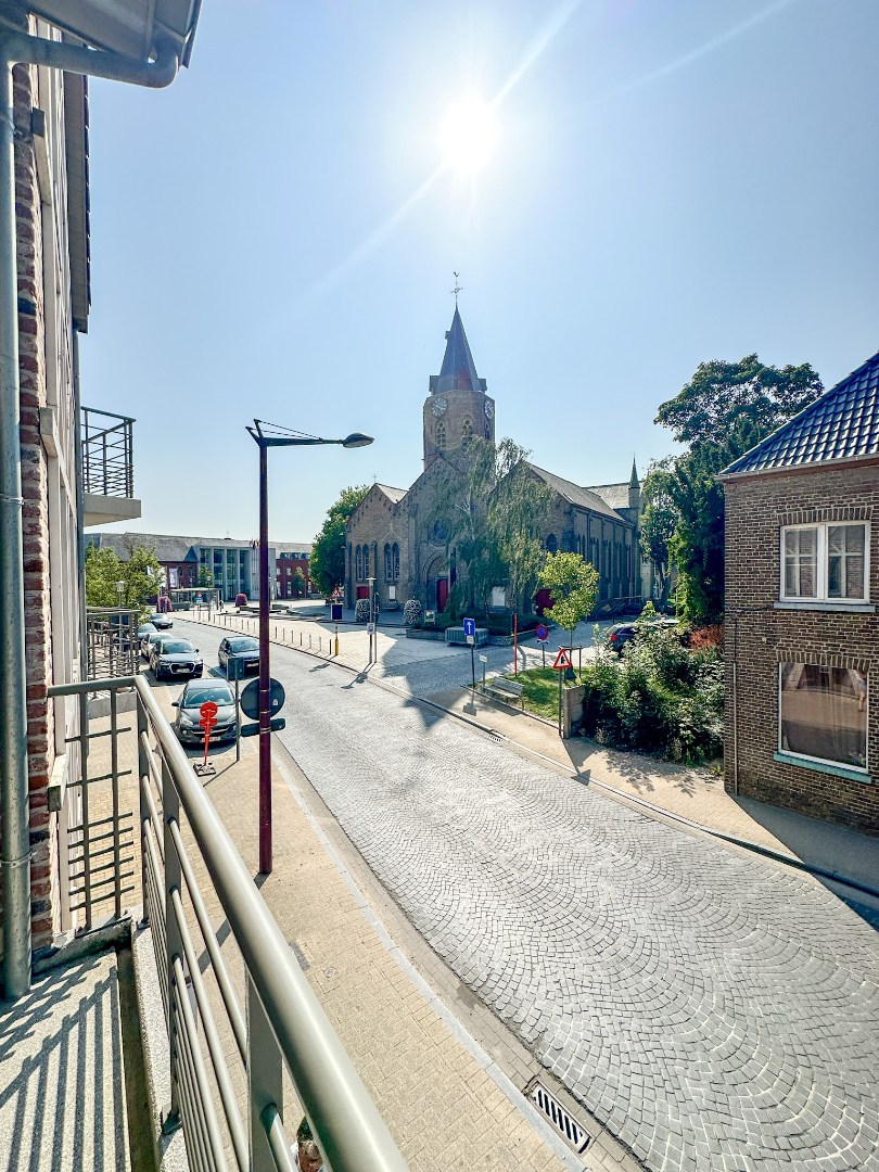 Instapklaar energiezuinig appartement hartje Eernegem, met zonnig terras, topligging. 