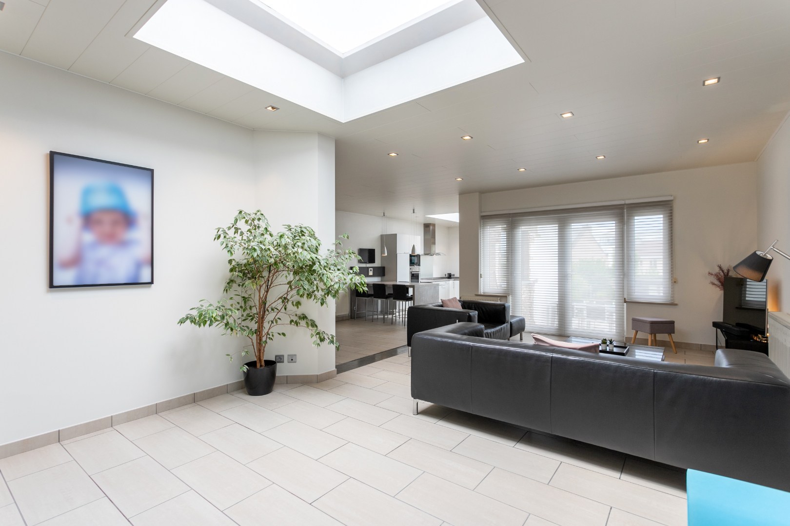 Deels gerenoveerde woning met tuin en garage op gunstige ligging te Halle 