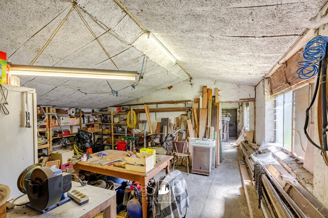 Authentieke hoeve met bijgebouwen en graslanden op 6.664m² met mogelijkheid tot bijkomend grasland op 3.070m² 
