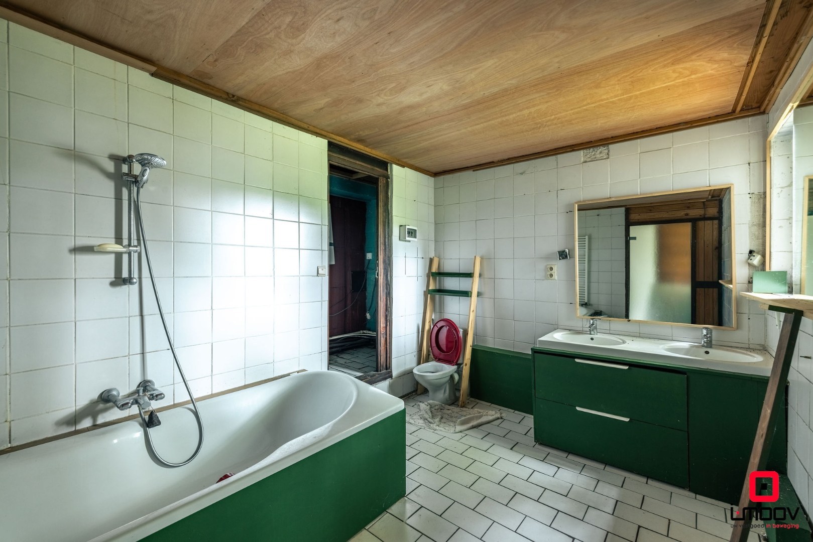 Seventies bungalowvilla met renovatiepotentieel op unieke ligging aan natuurgebied 