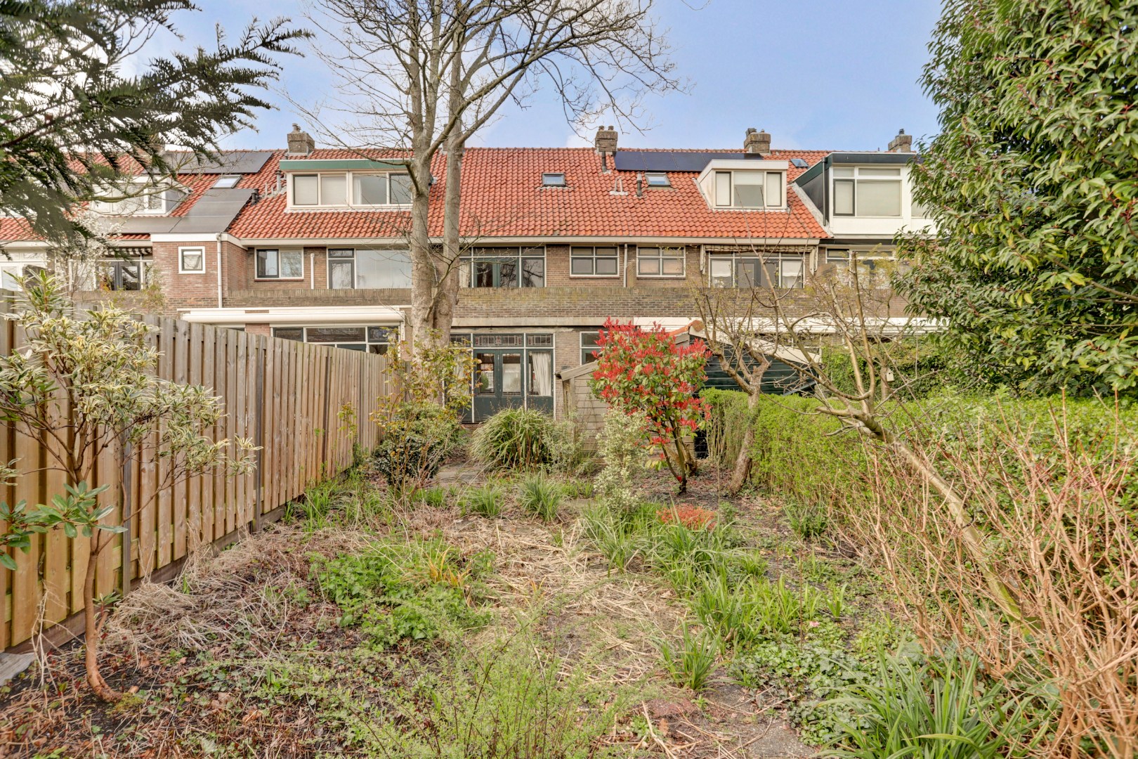 Unieke kans?! Zelf transformeren vanuit de vorige eeuw naar uw eigen hedendaagse smaak, dat kan met deze 5-kamer tussenwoning met 20m diepe tuin! 