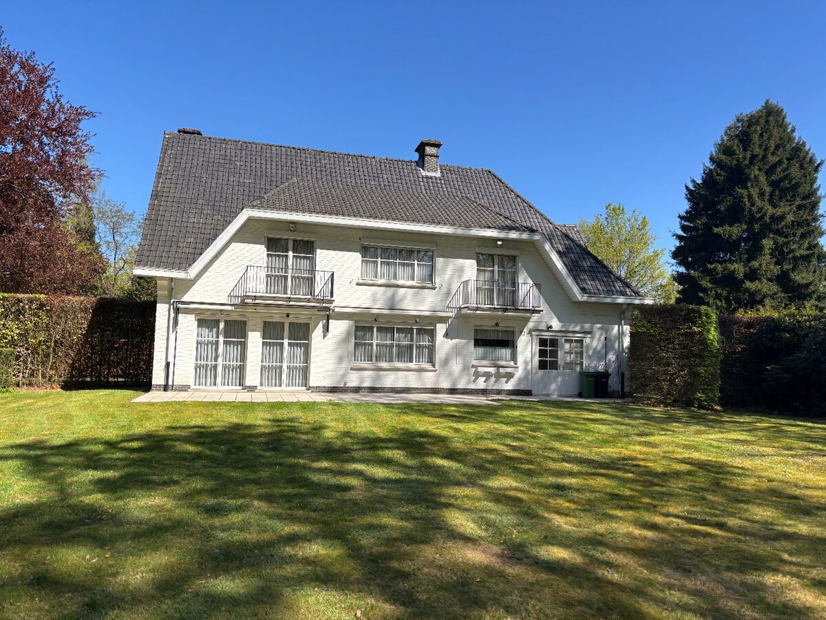 Klassieke villa op een perceel van 3.890 m² met een straatbreedte van 40 meter en Zuid-Oriëntatie te Schilde 