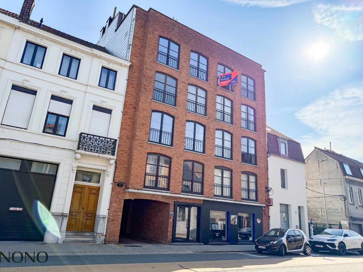 Fantastisch 2-slaapkamer appartement met staanplaats en terras pal in de Doorniksewijk ! 