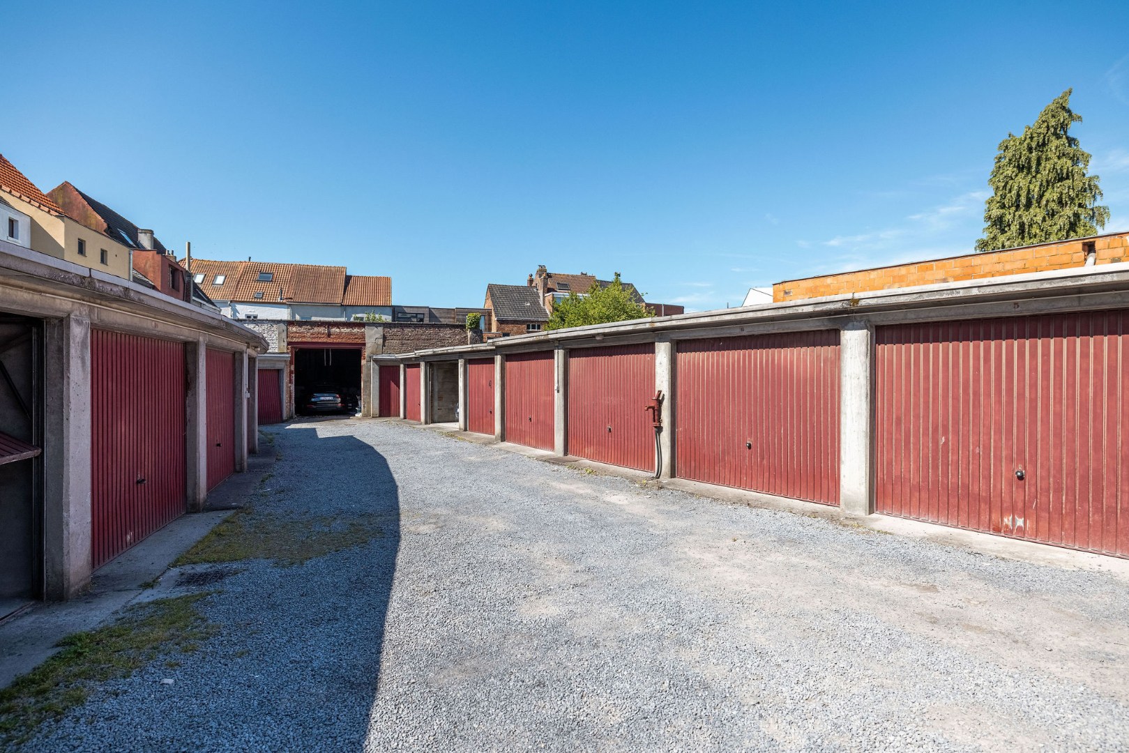 Afgesloten loods inclusief twee afgeslopen garageboxen 